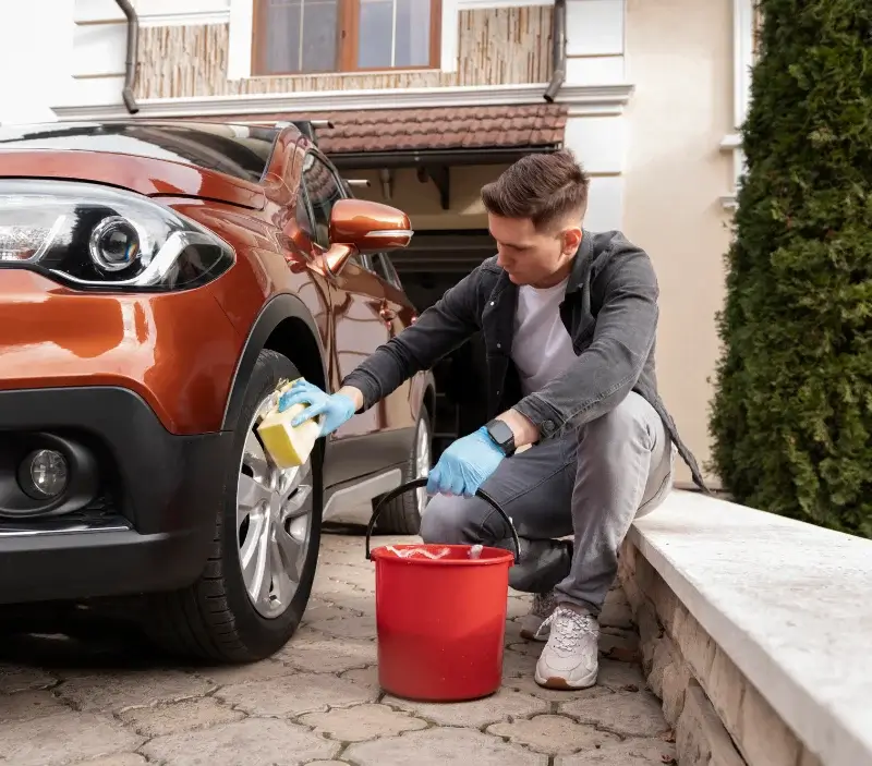 Lavage auto à domicile Fréjus : professionnel intervenant sur un véhicule